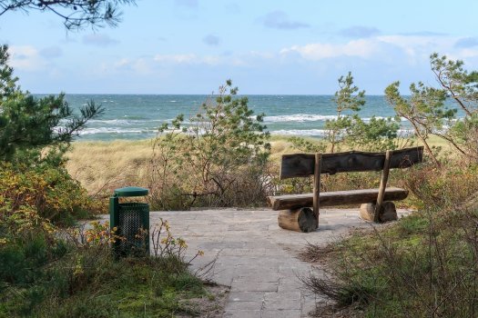 Parkbank am Meer in Dierhagen